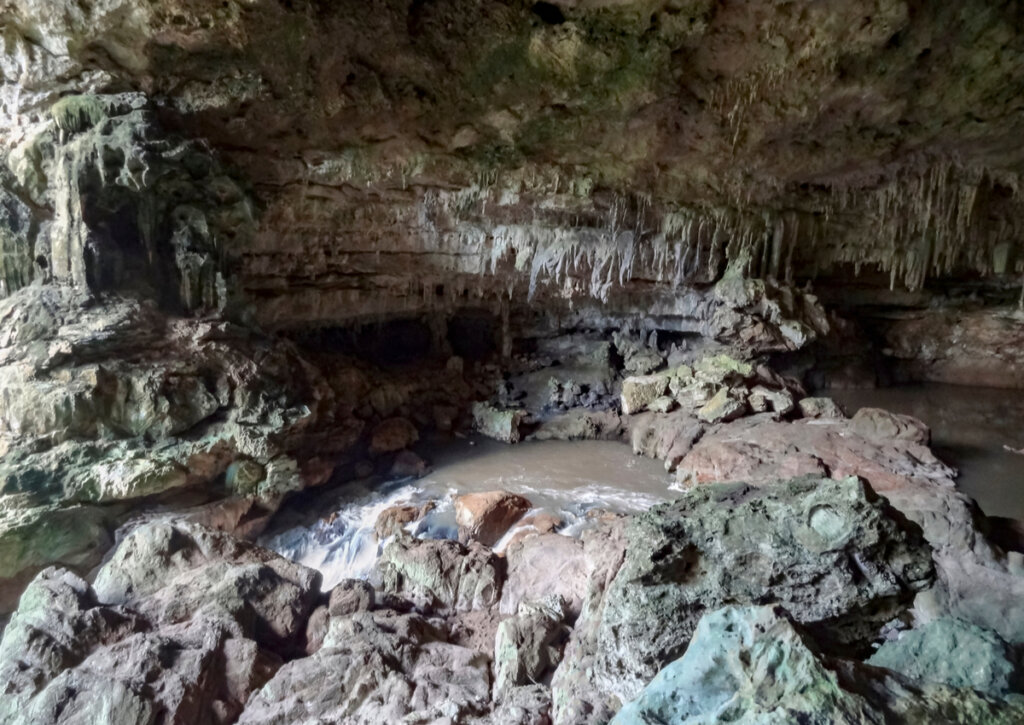 Una de las cavernas que componen el gran agujero azul de Belice.