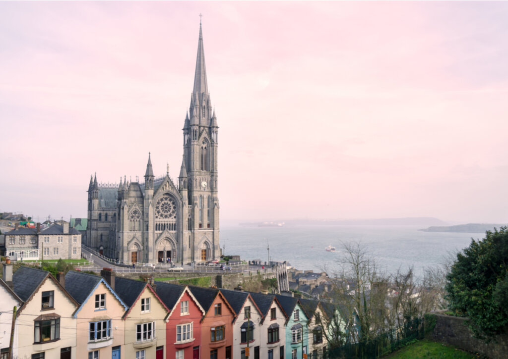 La catedral de Cobh es uno de los íconos de esta ciudad irlandesa.