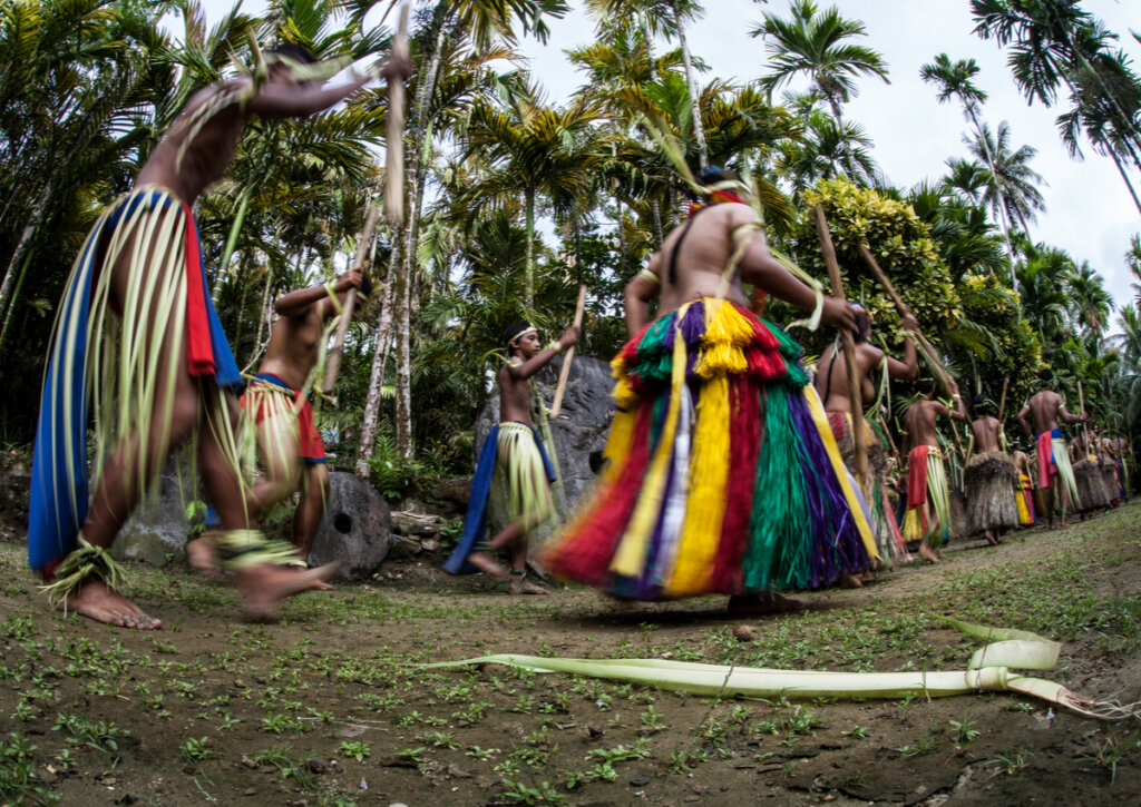 Habitantes de Micronesia realizando una de sus danzas ancestrales.