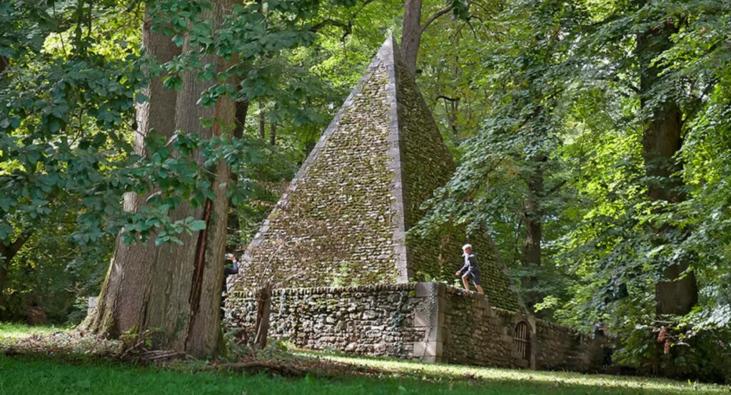 Pirámide ubicada en los jardines del Désert de Retz.