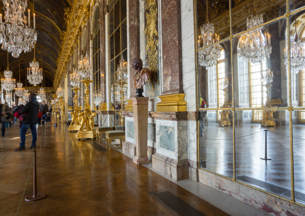 La bella Galería de los Espejos en el Palacio de Versalles.