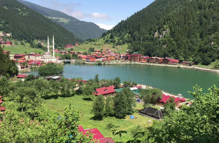 Lago y la aldea de Uzungol en Turquía