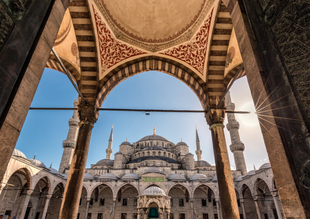 Una de las bellas galerías de la Mezquita de Solimán.