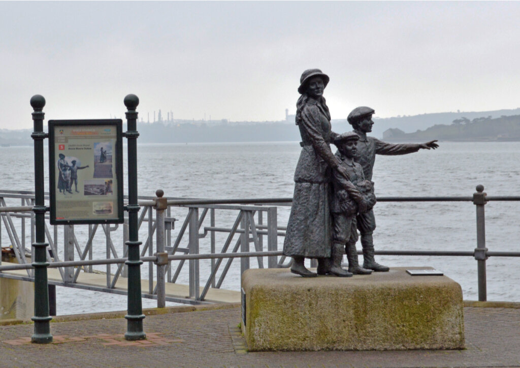 La estatua de Annie Moore es una de las que conmemora a los inmigrantes en esta ciudad irlandesa.