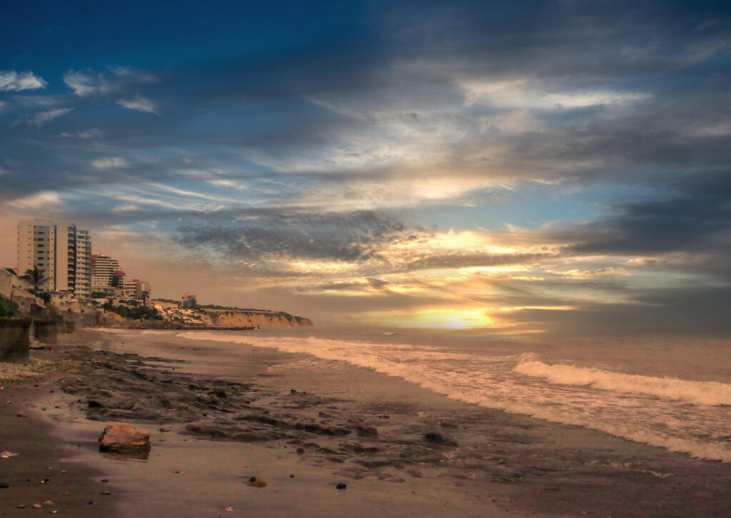 Hermoso paisaje en la playa de Manta, Ecuador.