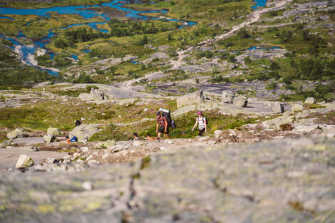 La ruta de senderismo en Trolltunga es exigente físicamente.