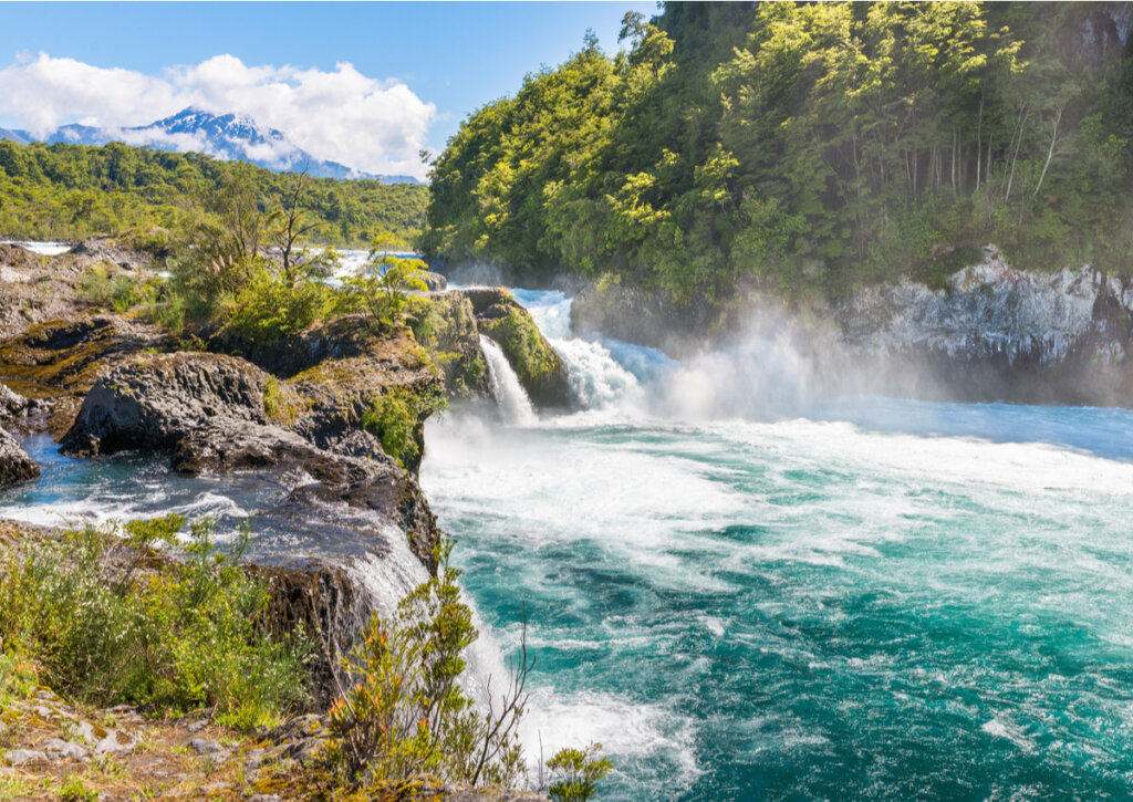Los saltos de Petrohué están rodeados por una belleza natural increíble.