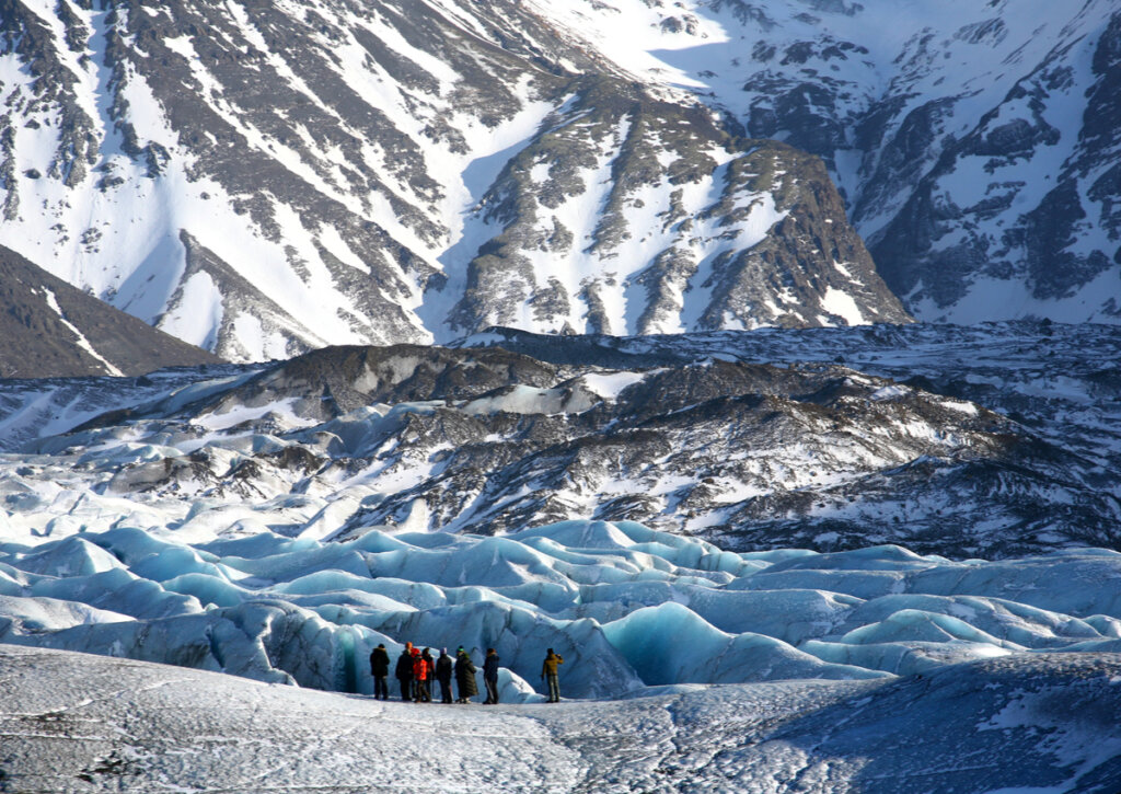 Grupo de personas haciendo senderismo en el glaciar Skaftafell.