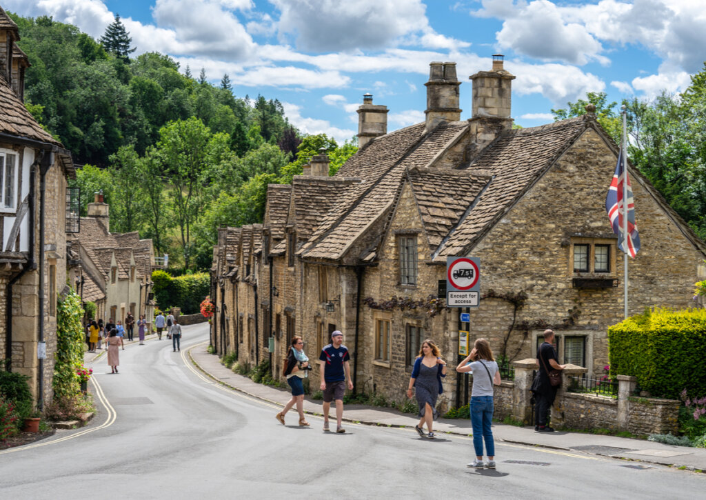 Turistas paseando por las bellas calles de Castle Combe.