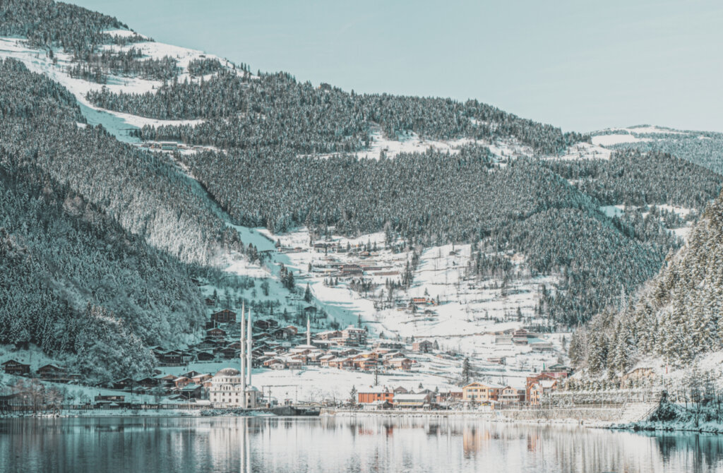 El lago Uzungol se cubre de nieve durante el invierno.