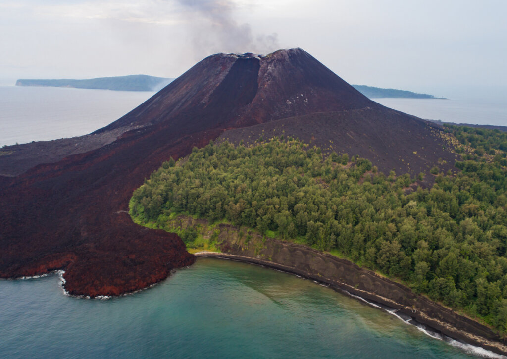 El famoso volcán Krakatoa forma parte del Parque Nacional Ujung Kulon.