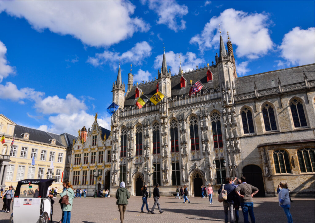 El ayuntamiento de Brujas en Bélgica es un edificio de estilo neogótico.