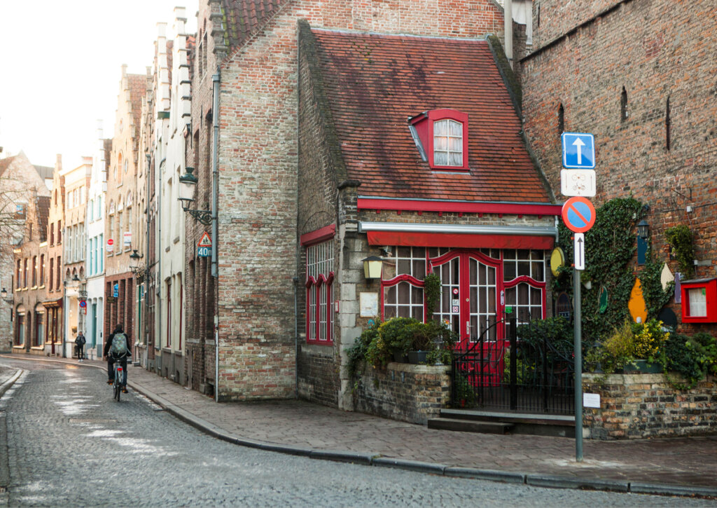 Una calle común de Brujas, en Bélgica.