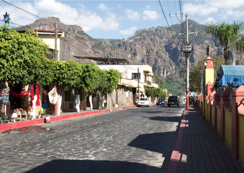 Las calles de Tepoztlán se conjugan con su fabulosa geografía.