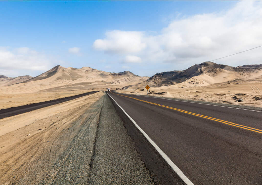 La carretera Panamericana atravesando el desierto en Perú.