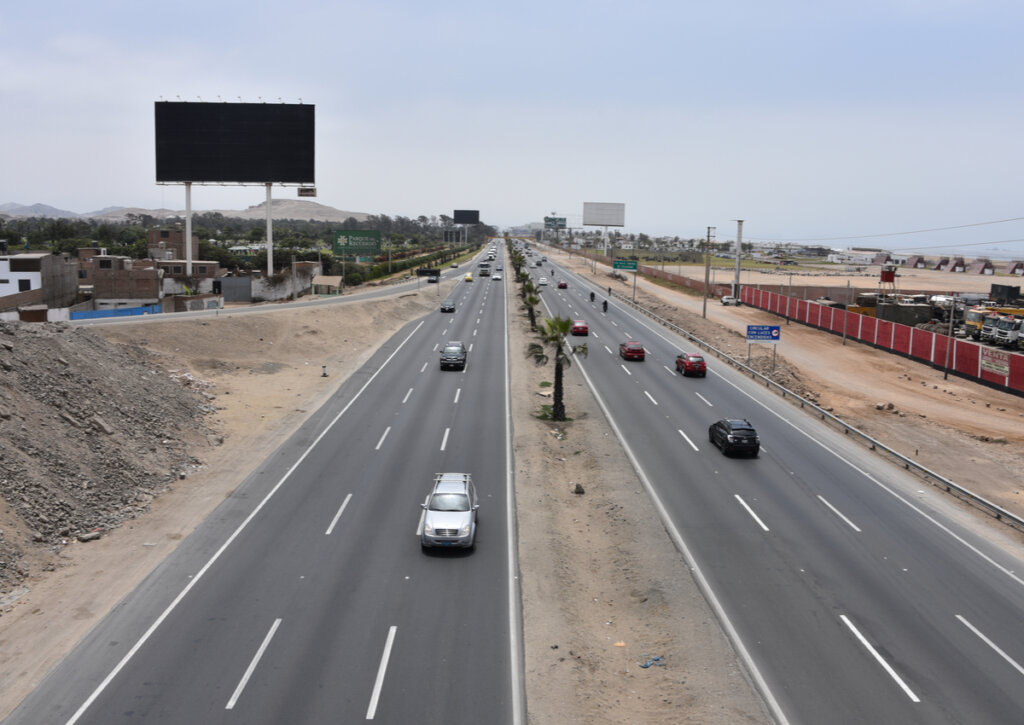 Trayecto de la carretera Panamericana en Lima, Perú.