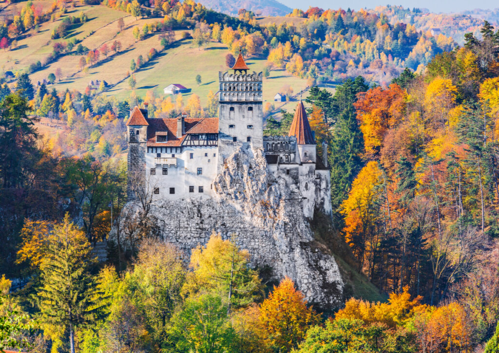 El Castillo de Transilvania en Rumania es otro de los grandes destinos para ir en otoño.