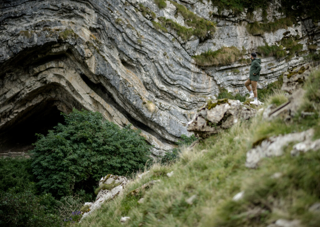 Turista posando en la entrada de la cueva Arpea.