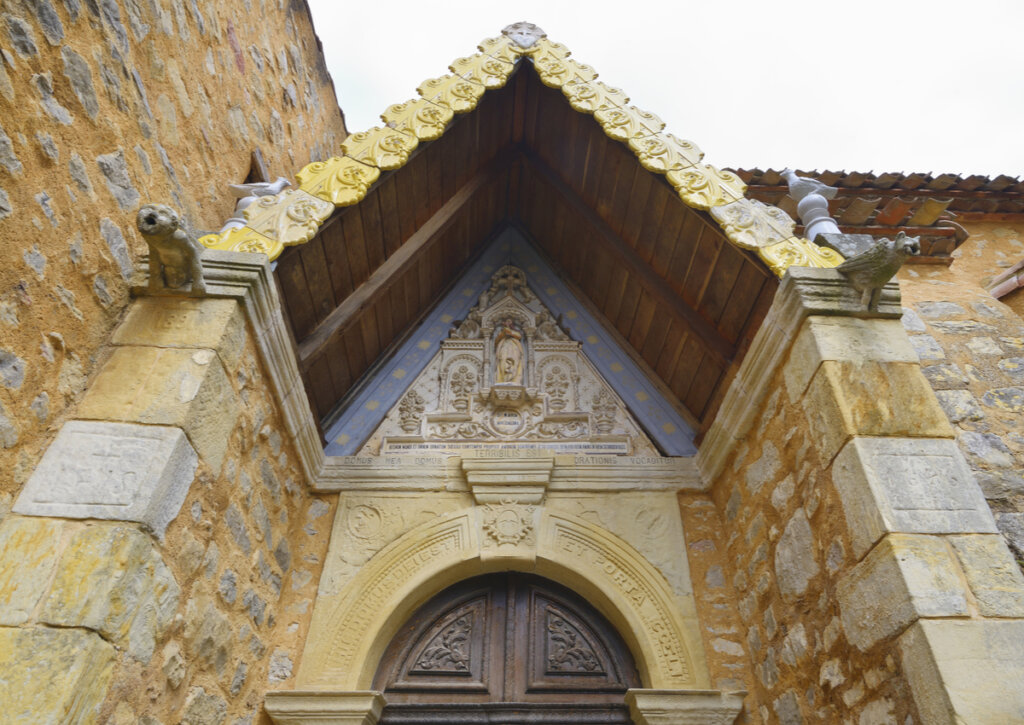 En la entrada de la iglesia de este pueblo francés hay una aterradora leyenda en latín.