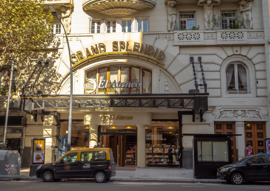 Frente de una las librerías más bonitas del mundo.