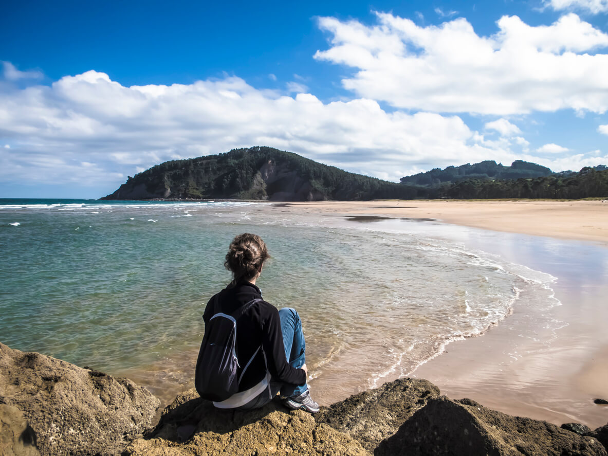 Turista descansando en la playa Rodiles