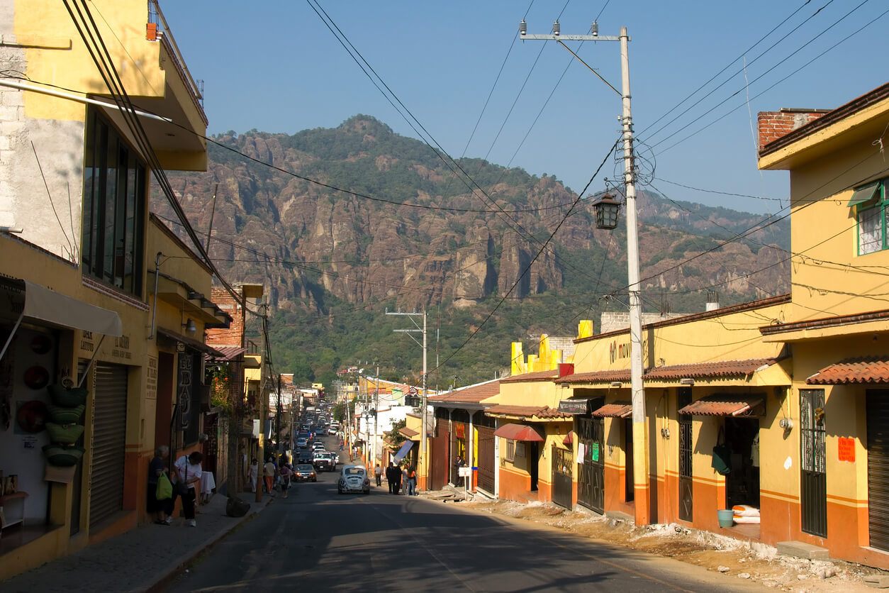 Calle principal de Tepoztlán con vista hacia las montañas
