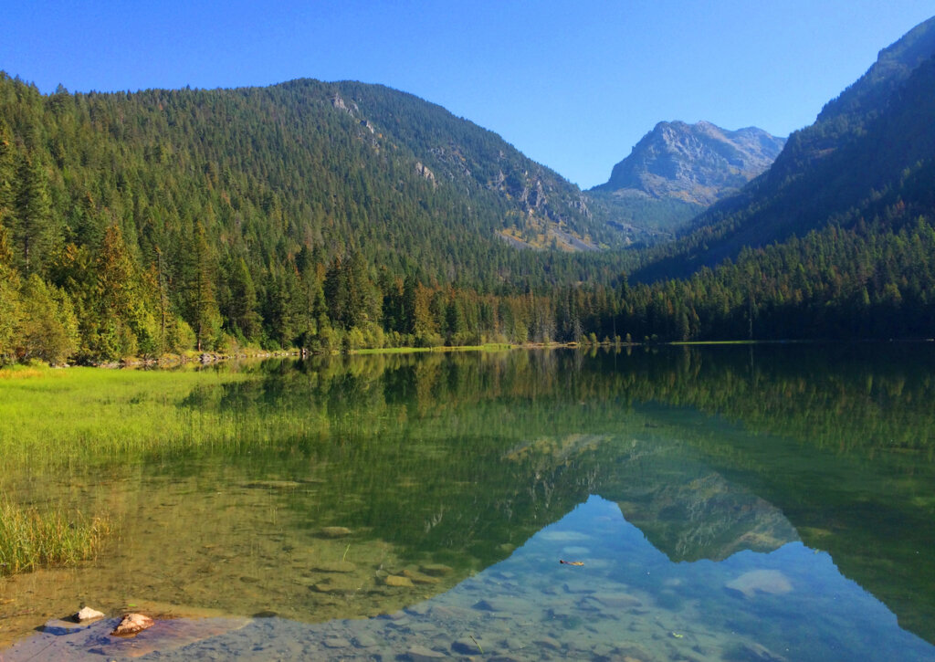 El lago Flathead tiene las aguas más cristalinas del mundo.