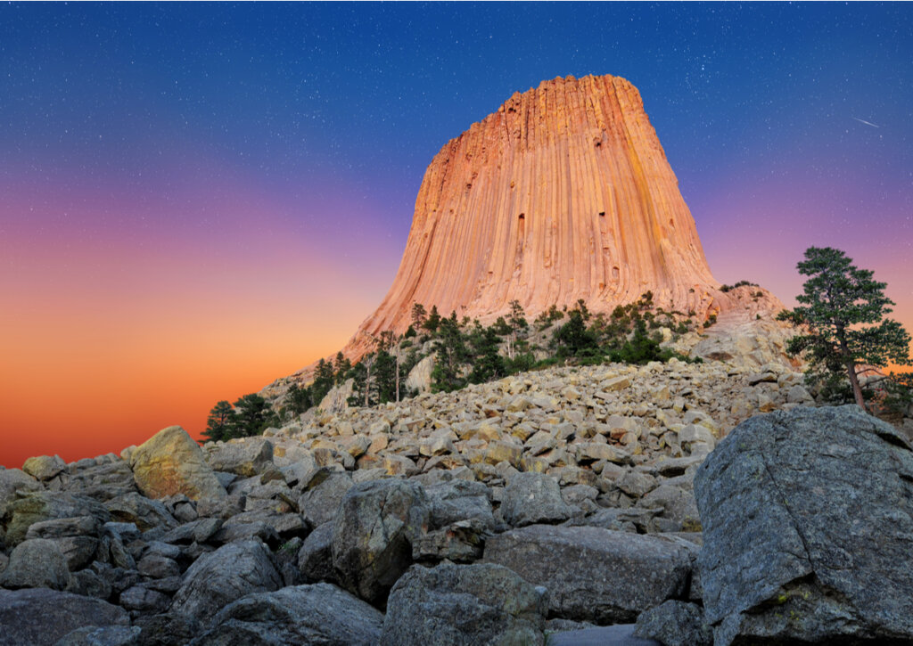 El Monumento Nacional Torre del Diablo guarda relación con las estrellas, según la mitología..