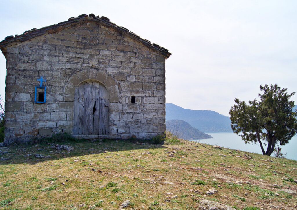 Desde la ermita San Marcos hay una vista imponente de la muralla de Finestres.
