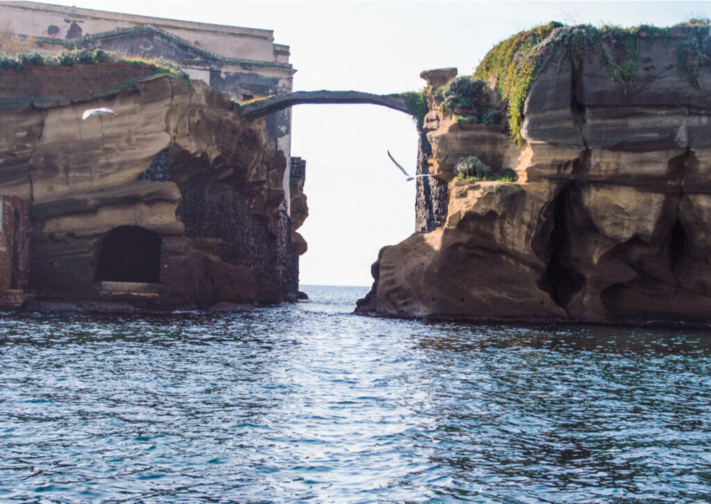 Pese a su pequeño tamaño, la Isla de la Gaiola posee lugares increíbles como el Parque Sumergido.