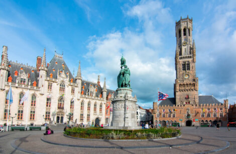 La plaza del mercado, el ayuntamiento (izquierda) y el campanario (derecha) en Brujas.