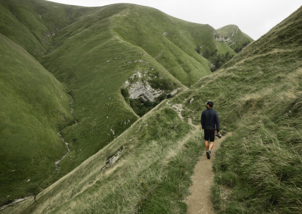 Turista haciendo senderismo por los Pirineos.