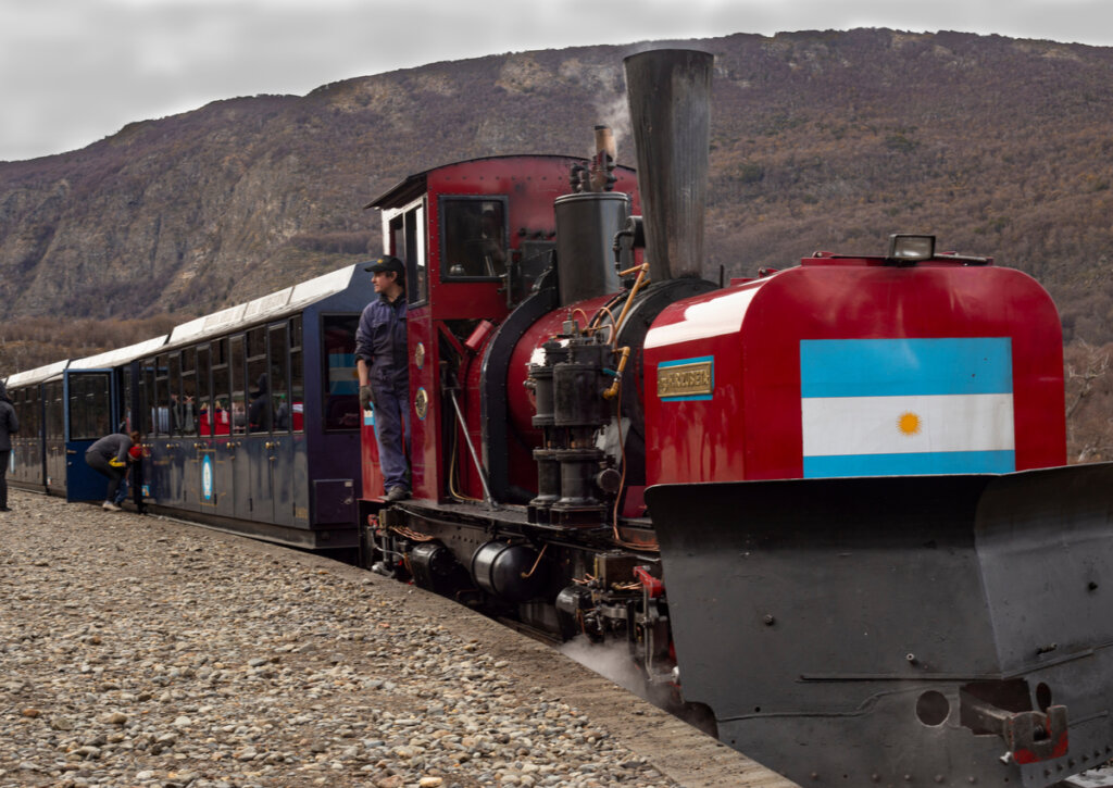 En Ushuaia, es posible subir al Tren del Fin del Mundo.