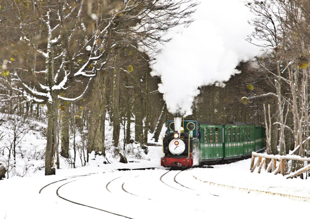 El Tren del Fin del Mundo haciendo un recorrido por la nieve.