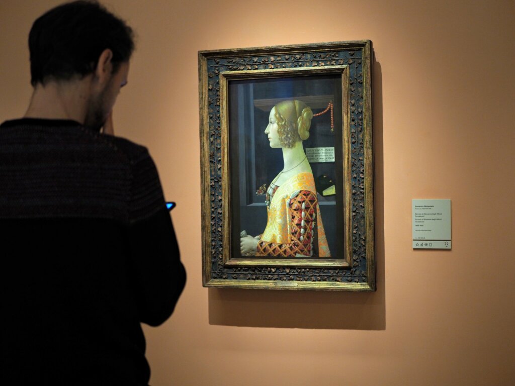 Turista observando el retrato de Giovanna Tornabuoni.