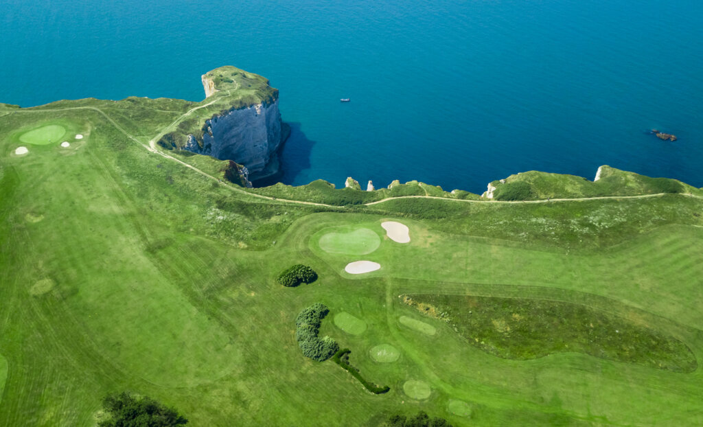 Imponentes campos de golf a los lados de los acantilados de Étretat.
