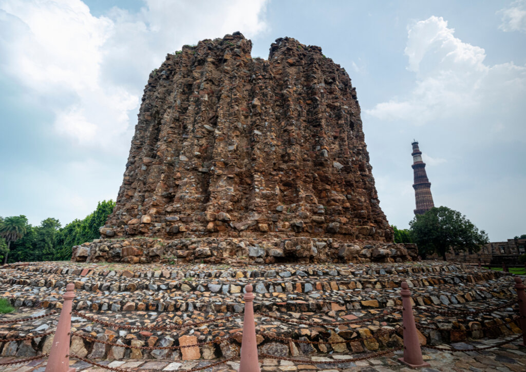El Alai Minar inconcluso contrasta con la inmensidad del Qutb Minar.