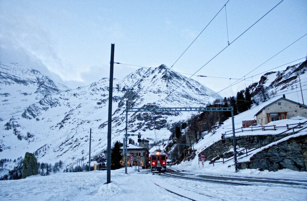 Alp Grum es una estación de tren en las alturas en Graubünden.