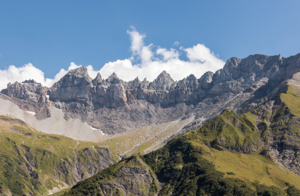 Vista lejana de la falla tectónica de Suiza.