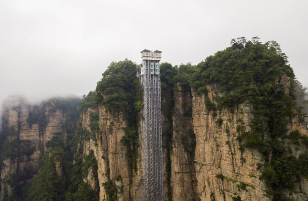 El ascensor Bailong en China es uno de los lugares más altos del planeta.