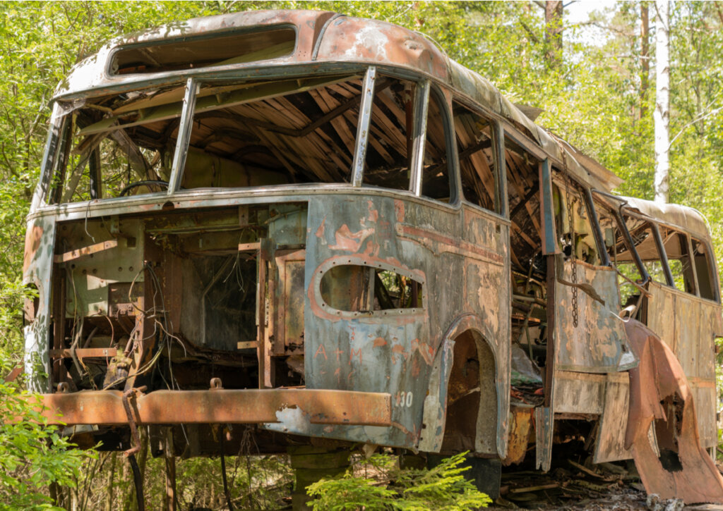 Un autobus abandonado en el cementerio de coches de Kyrko.