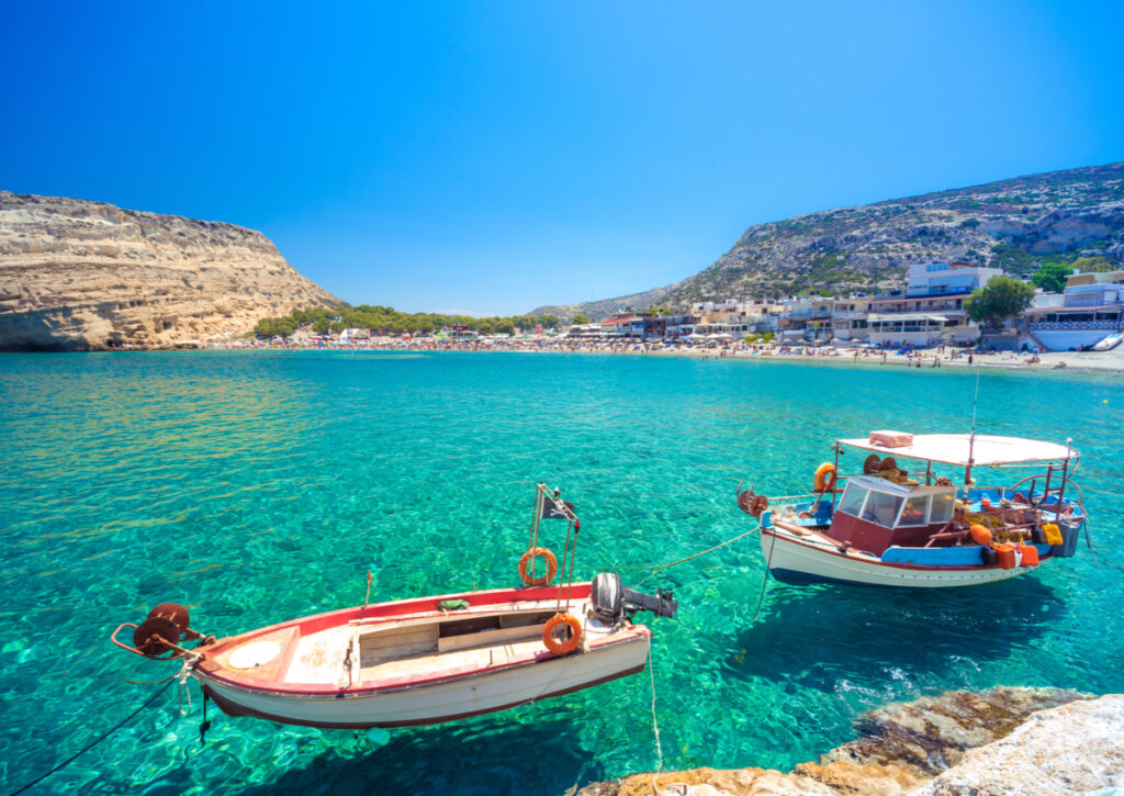 Botes en las orillas de las aguas en la Playa de Matala.