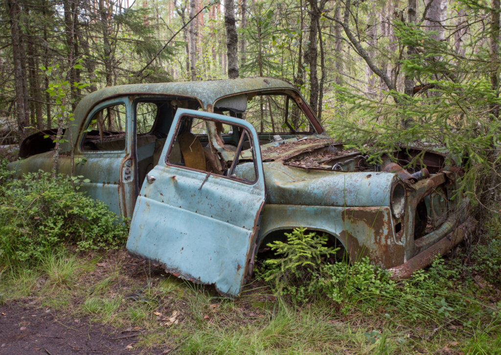 El cementerio de coches de Kyrko es un lugar realmente llamativo en Suecia.