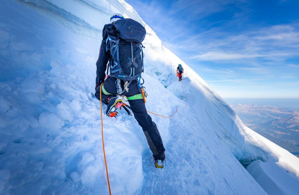 Turistas escalando en el hielo en Islandia en invierno.