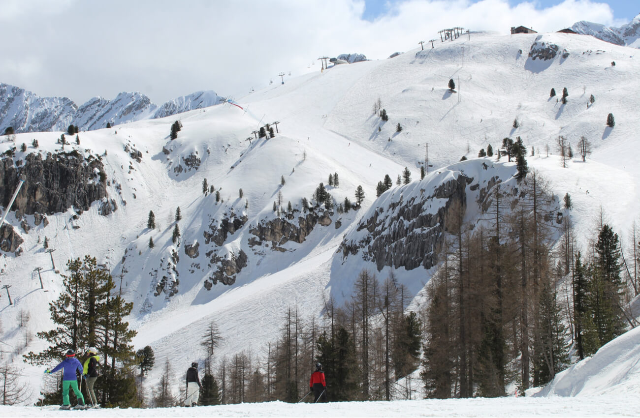 Dolomitas en Italia es una región propicia para deportes de nieve y uno de los mejores lugares para visitar en invierno.