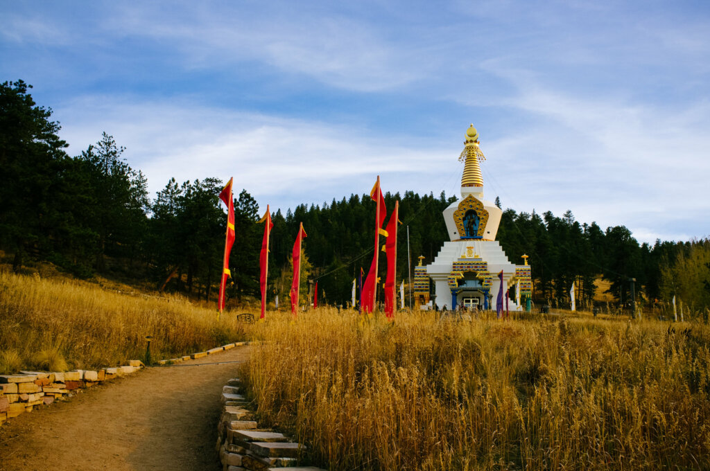 La estupa de Dharmakaya llama mucho la atención en el paisaje de Colorado.
