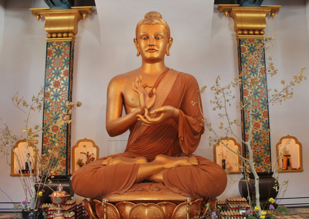 En el interior de la estupa se puede encontrar una escultura de Buda.