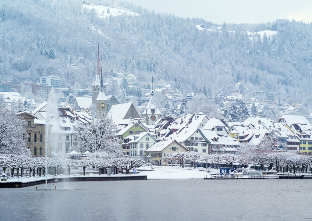 Preciosa postal del lago Zug en invierno.