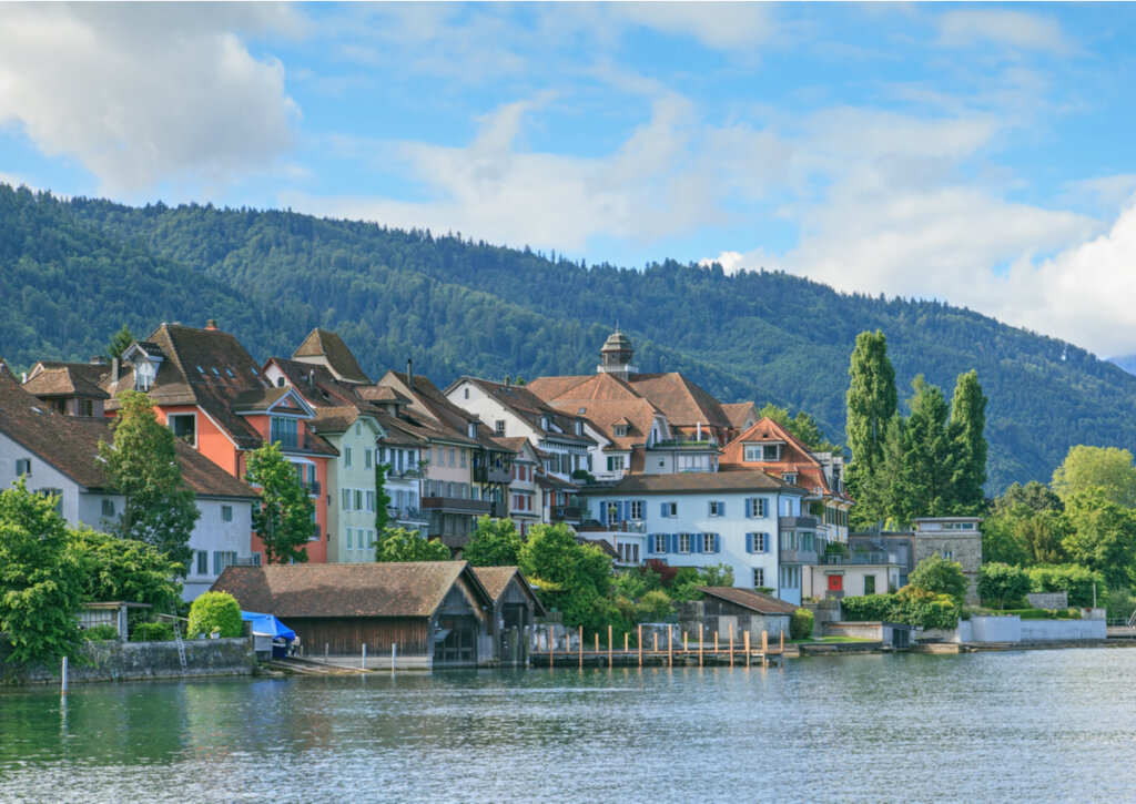 Lago Zug es uno de los más hermosos de Suiza.