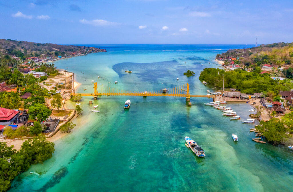 El Yellow Bridge divide dos de las islas Nusa.